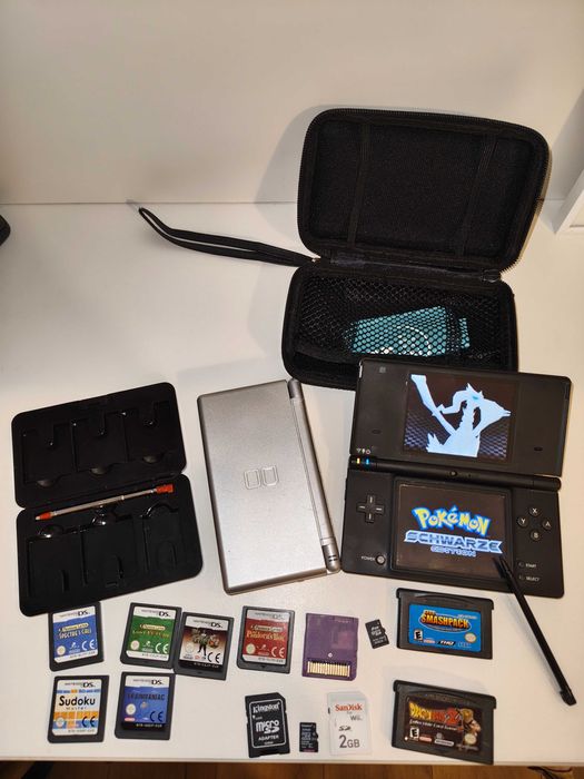 Nintendo DSi конзола и Nintendo DS Lite конзола, заедно с игрите Pokemon Black, Proffessor Layton, The Guild, Dragonball Z и R4.
