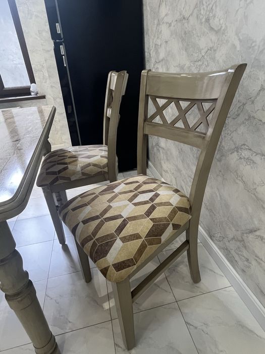 Stol va 6ta stul. Sifatli yog’ochdan tayyorlangan. Holati zo’r