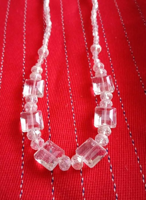 Продам бусы, броши