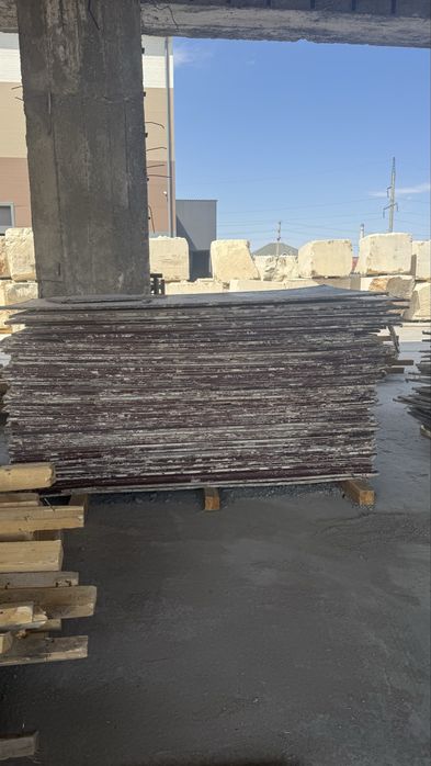 Монолитный леса и фанера