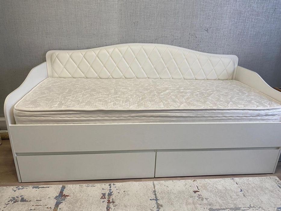 Кровать с матрасом