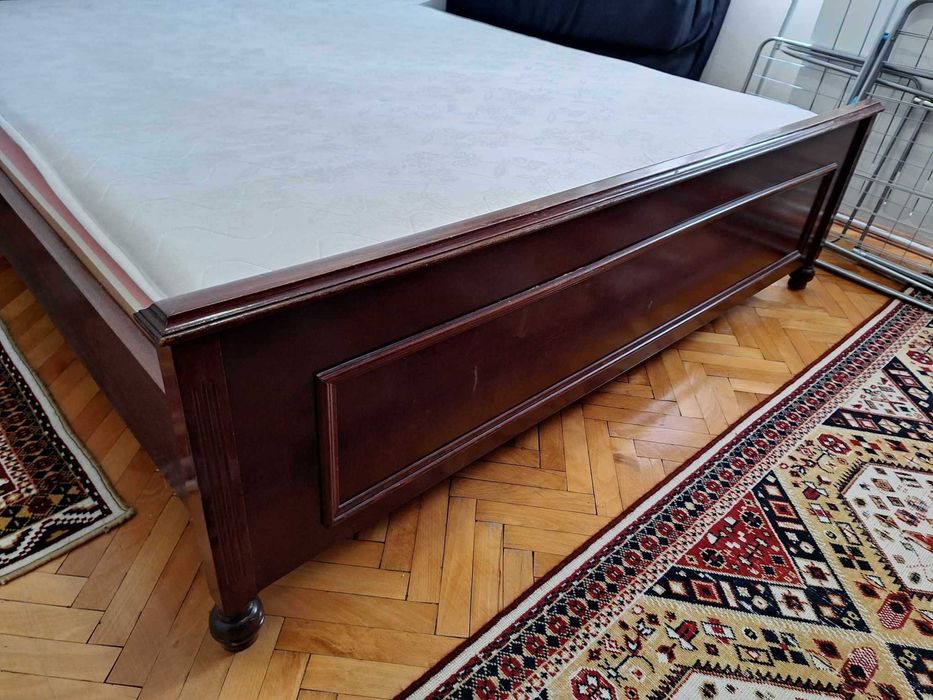 Автентична спалня с тоалетка от масивно дърво