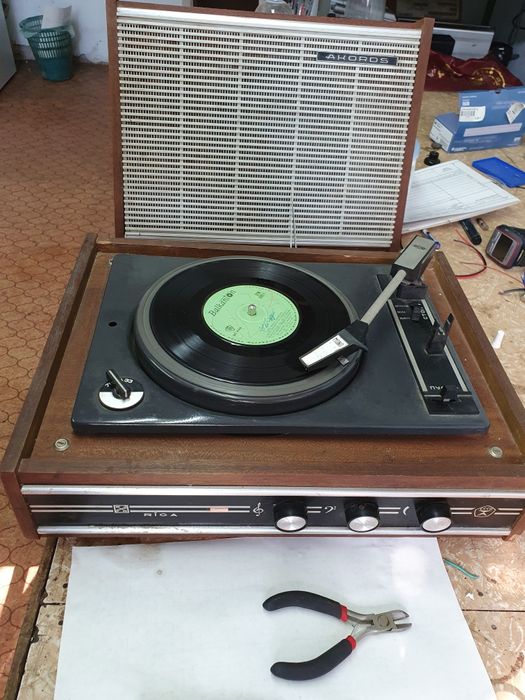 Статуетка дървени чашки нож битов