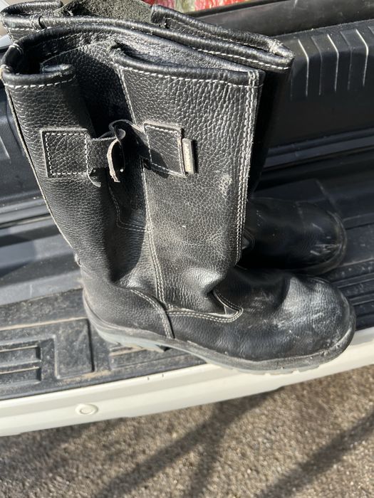 Продам спец обувь размер 42