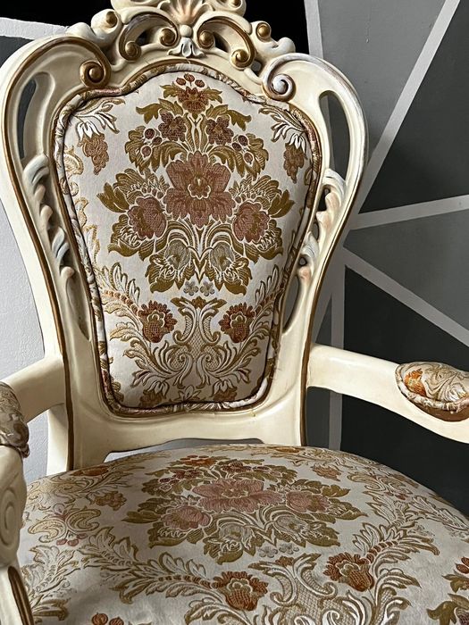 Vând 2 scaune model baroque
