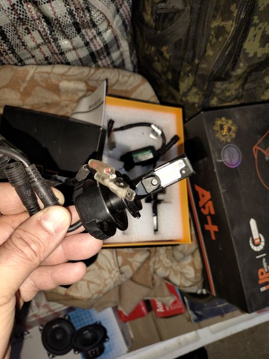 Продам лампочки би лёд и регистратор