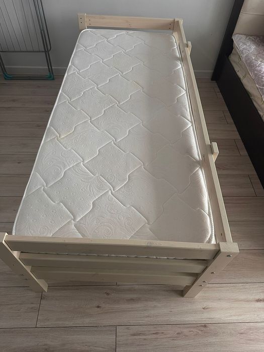 Кровать с матрасом