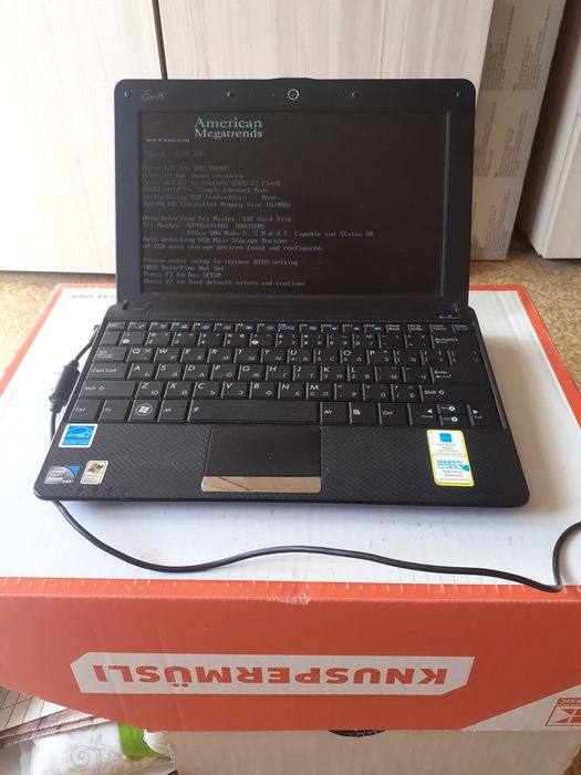 Малък лаптоп Асус Еее РС 1001РХ