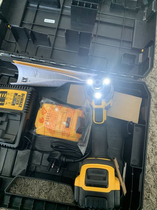 Dewalt impact brushless 2 baterii de 18 V 5.0 Ah , incarcator si cutie