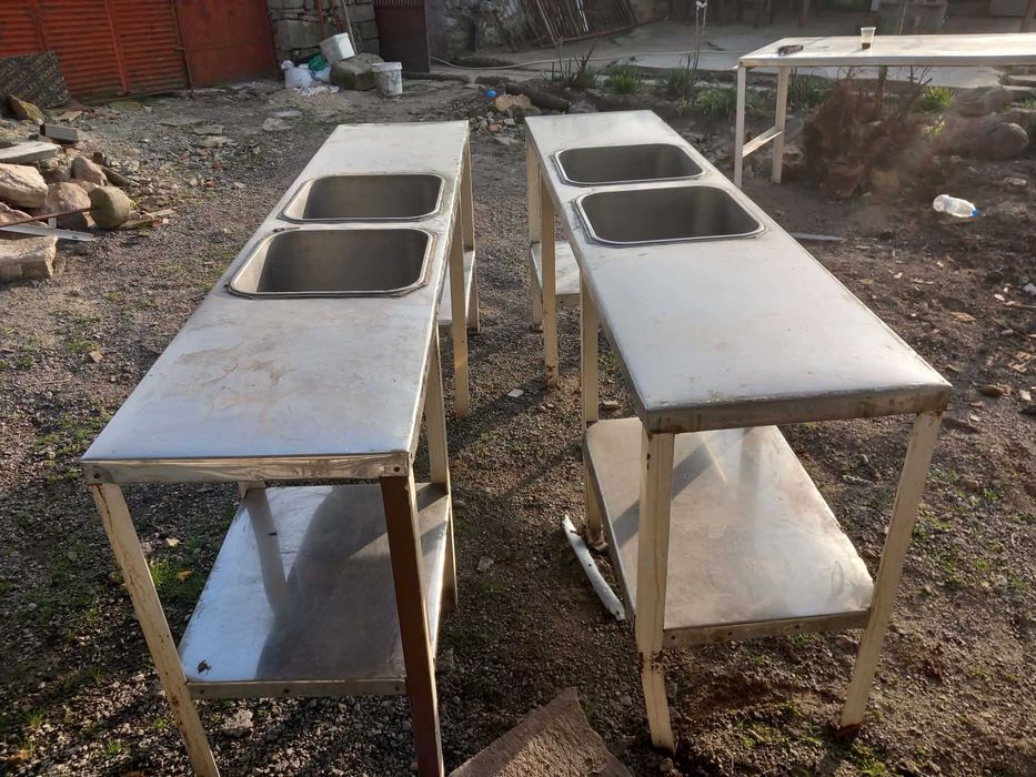 Две маси от неръждавейка