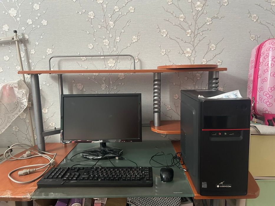 Компьютерный стол сатылады