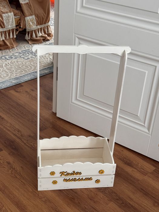 Деревянная вешалка