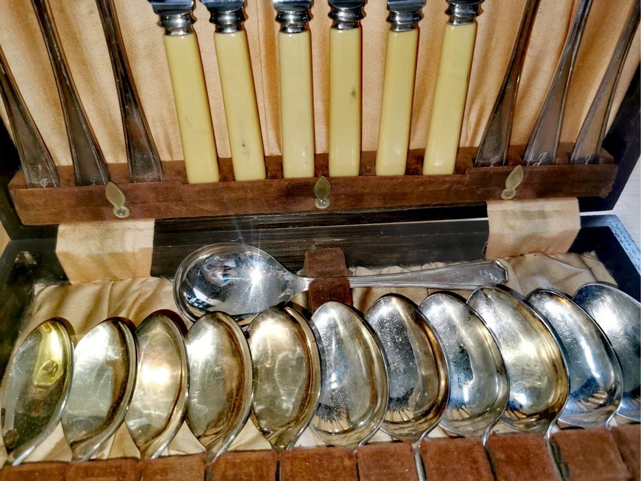 Антикватен комплект сет сервиз прибори посребрени в дървена кутия