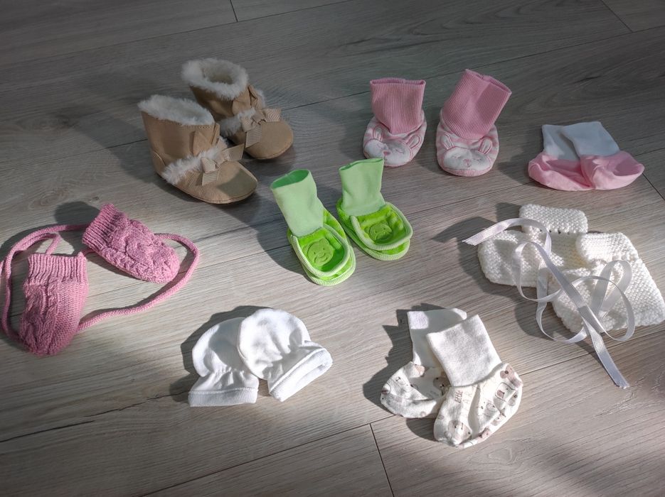 Бебешки буйки, ръкавички, чорапки и шапки