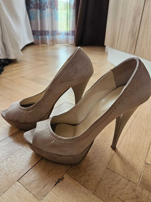 Обувки на висок ток