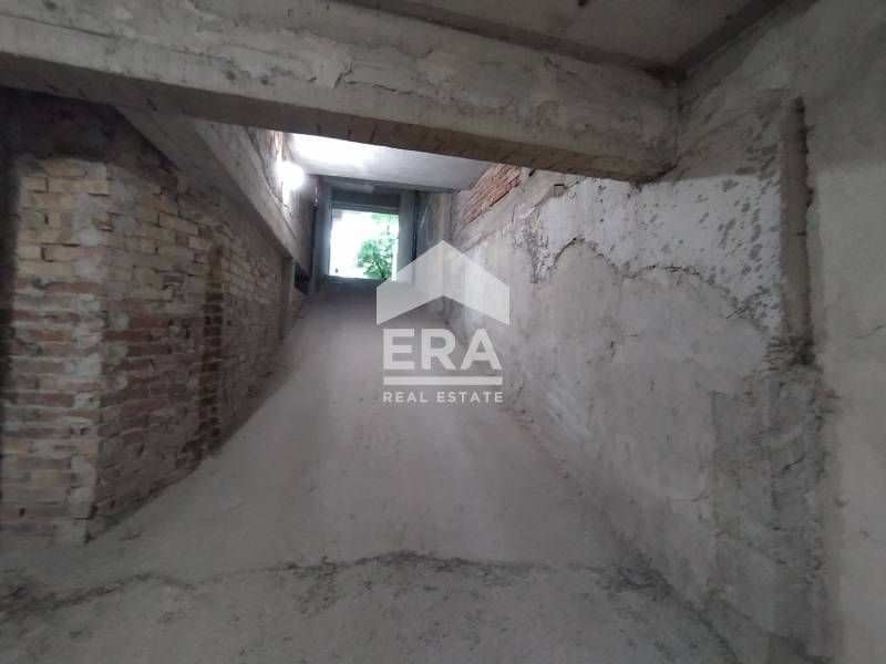 Подземен гараж за продажба, в нова тухлена сграда, Център, Варна, в бл