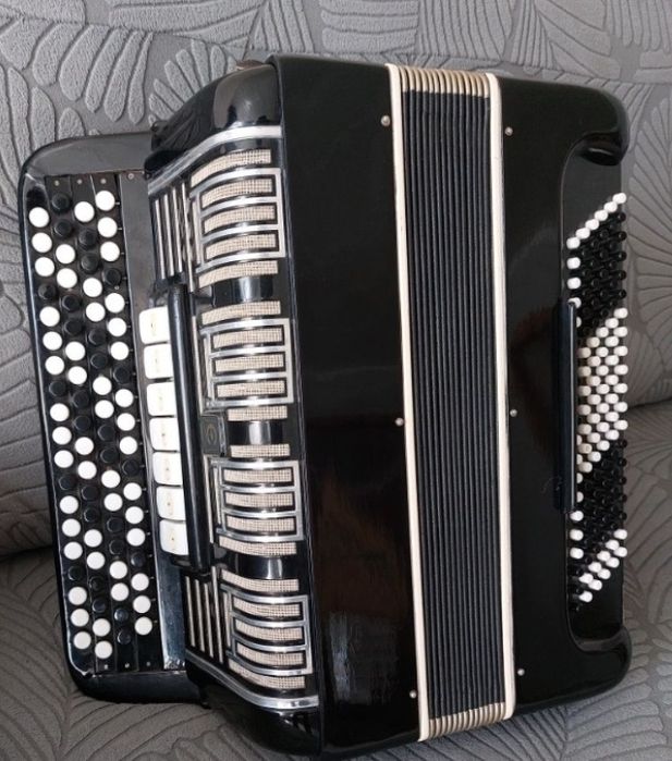 Продам баяны разные