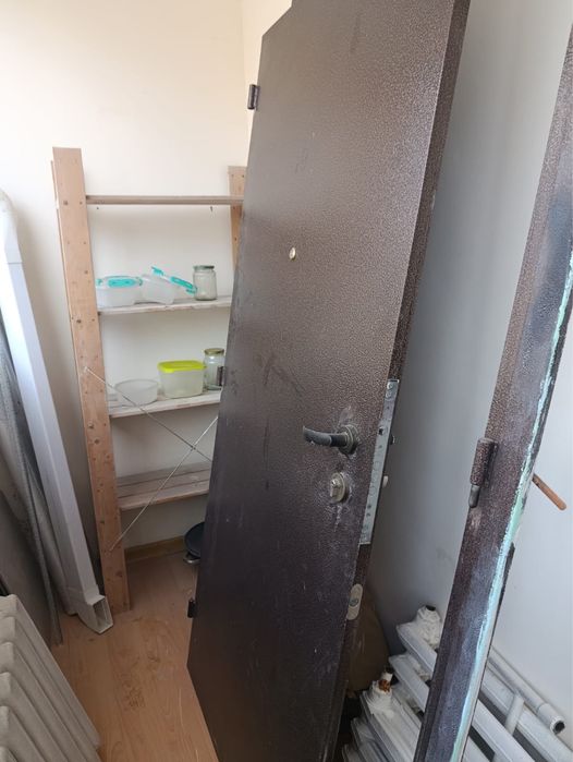 Продается дверь входная б/у