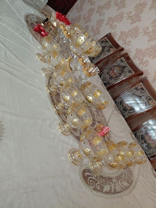Paduda xrustal qoshiqlar