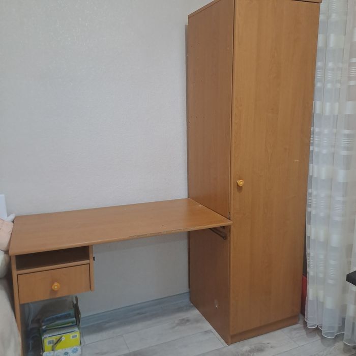 Стол для школьника, плательным шкафом