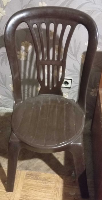 Продавам 2 пластмасови стола