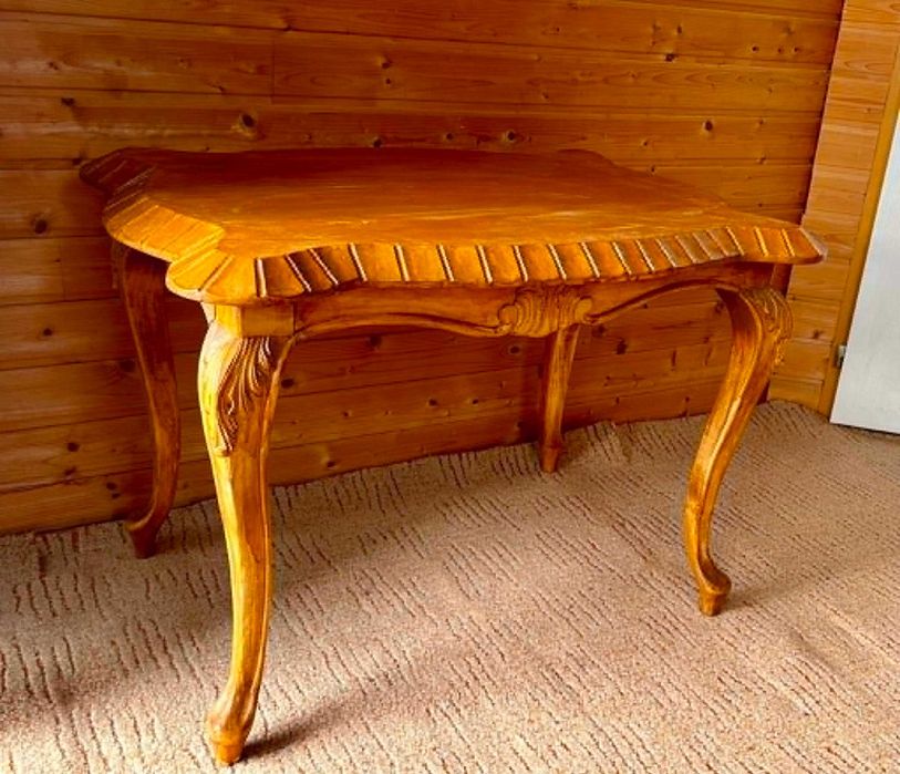 Masă elegantă din lemn masiv – stil clasic, deosebită