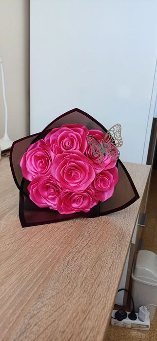 Букети от сатенени рози