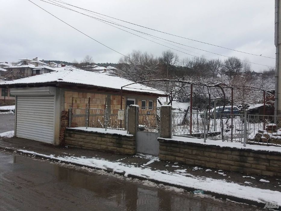 Самостоятелна масивна къща