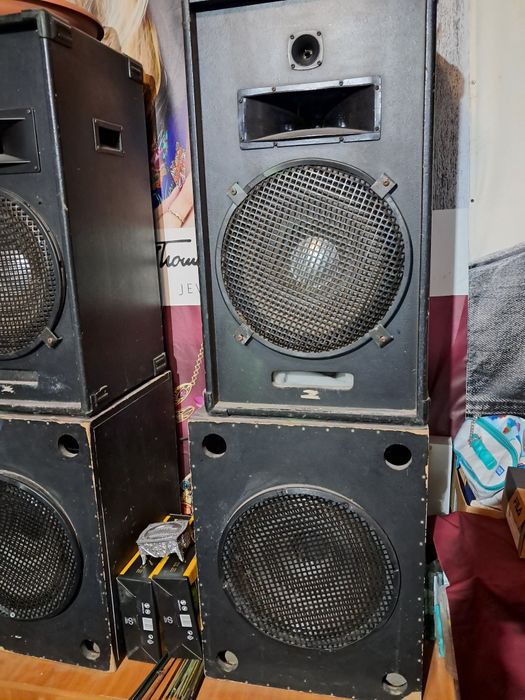 Vînd doua seturi de boxe în stare buna de funcționare. Cele mari 600 lei neg. Iar Cele mici 250 neg..
