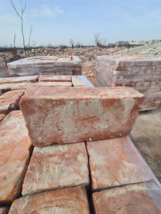 Cărămida rosie de presa plina din demolari