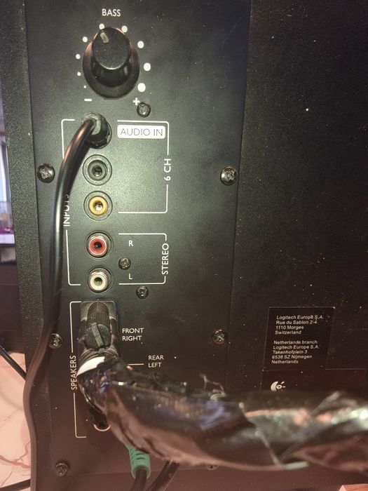 Logitech, putere totală 75W, cu subwoofer ce redă bass ul destul de cl