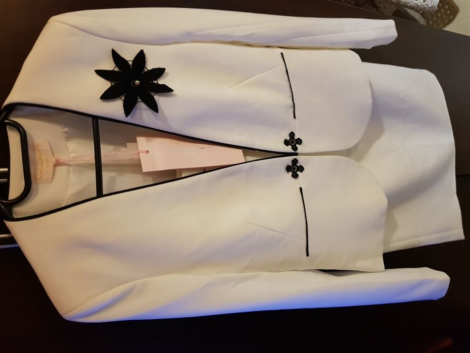 Costum dama alb cu fusta NOU 36