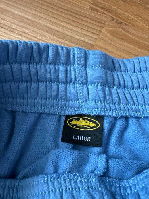 Tricou Amiri cu eticheta (nu Nike, Gucci, Adidas, Balenciaga)