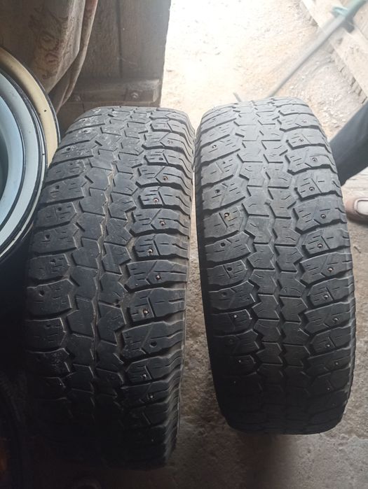 Продам шины шипованные 245/70R16