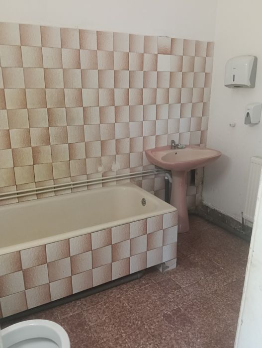 Închiriez pentru muncitori imobil etaj zona Bolyai siP+M in Sg de Mures 3 camere bucătărie baie la  3 km de spital