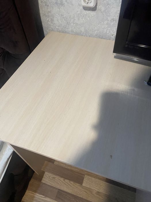 Столик для учебы бежевый