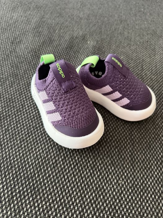 Чисто нови бебешки маратонки adidas 19ти номер