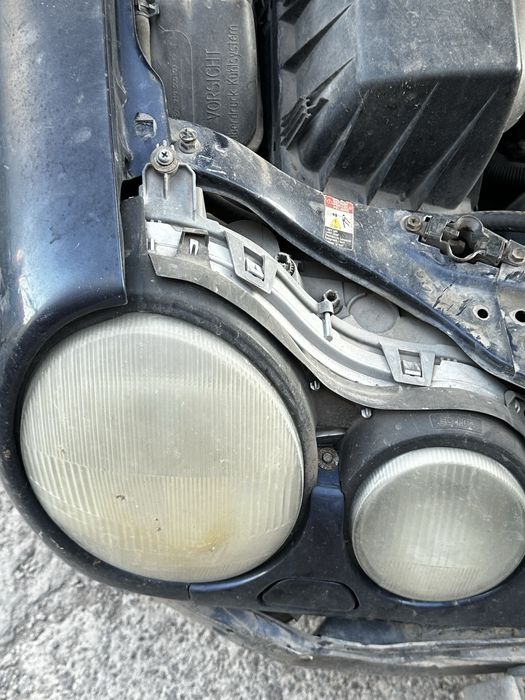 Продам левую фару на w210