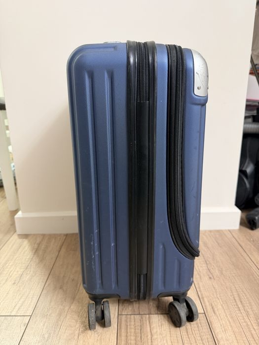 Продам чемодан 5,000