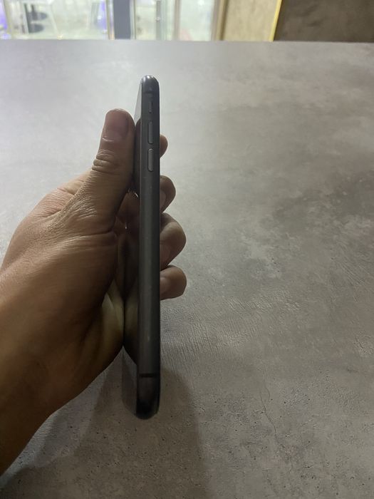 Айфон 11 черном свете