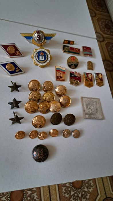 Значки - пуговицы.