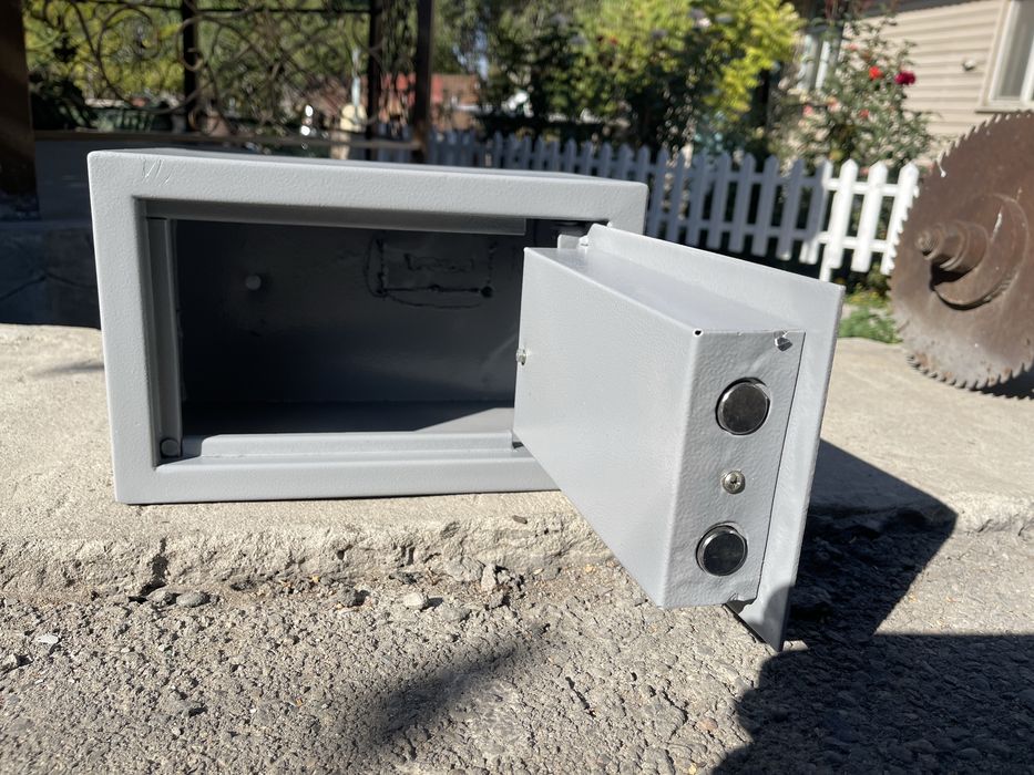 Сейф металлический