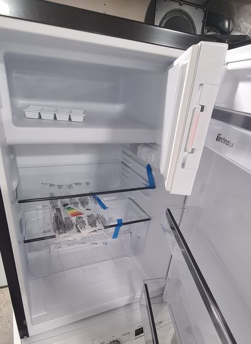 Чисто Нов хладилник с камера TECHNOLUX 84см тъмен инокс