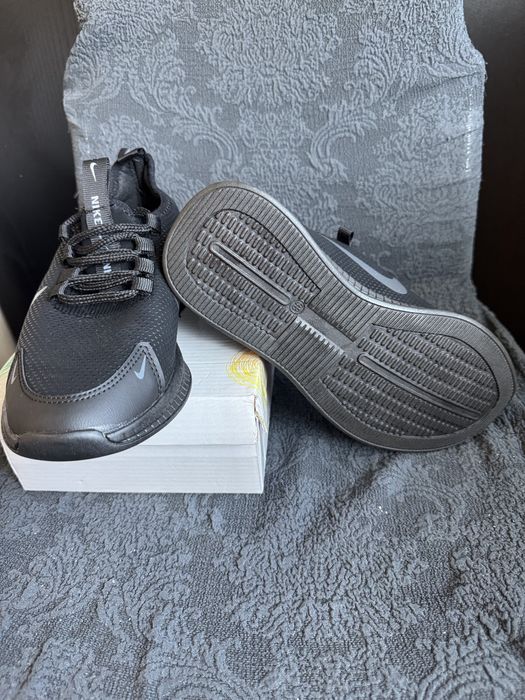 Бели маратонки Адидас и найк