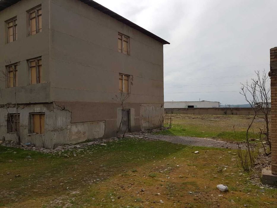 Продается двухэтажное здание с участком  в Бостанлыкском районе