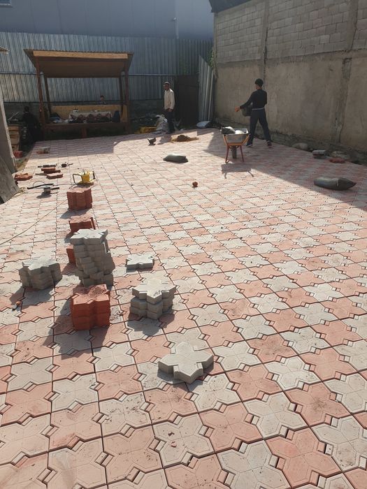 Уклдака брусчатки (тротуарной плитки ) асфальта