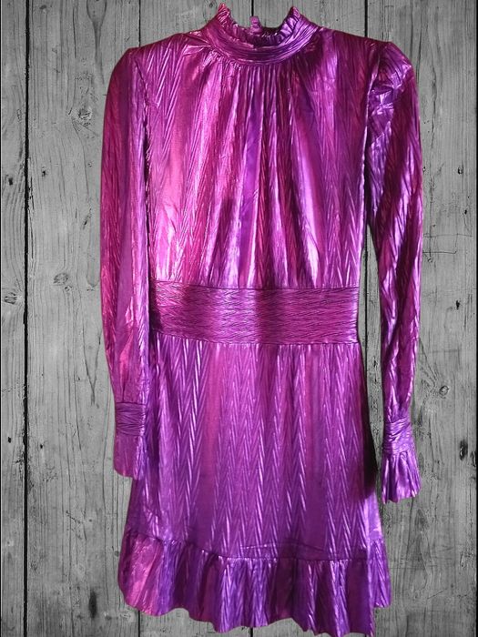 Уникална рокля с метален блясък