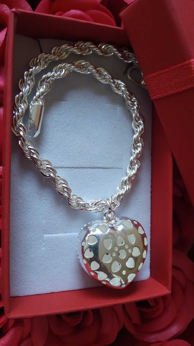 Масивен комплект, сребърен. В подаръчна кутия.