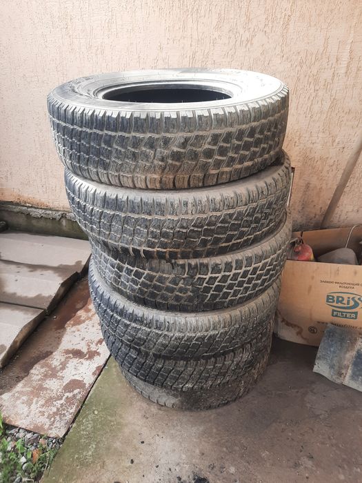 Продам б/у  шины на УАЗ.