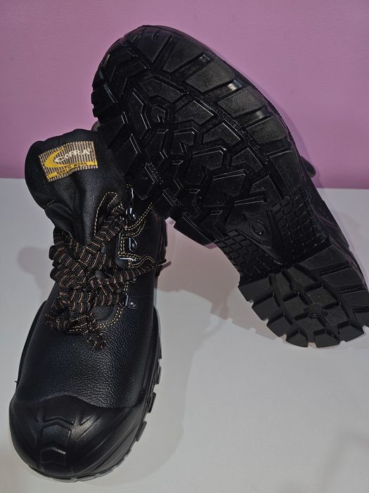 Чисто нови работни обувки Cofra